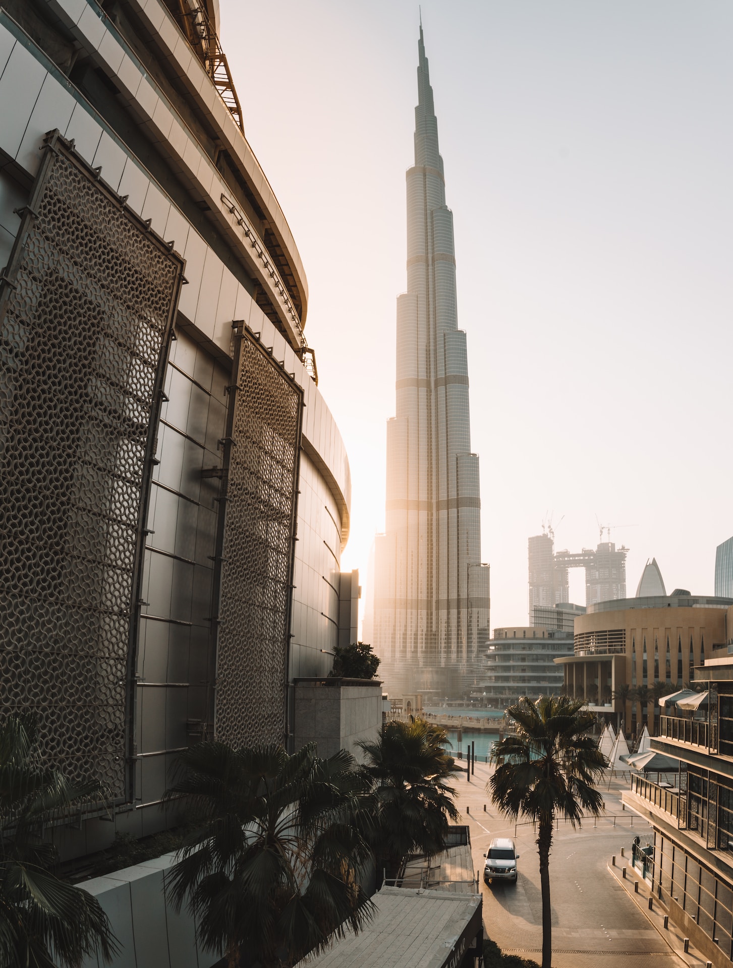 How much does a real estate agent make in Dubai?